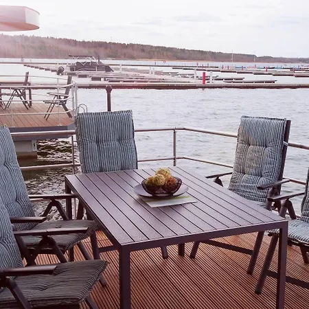 Semesterbostad Floatinghouse Schatzinsel