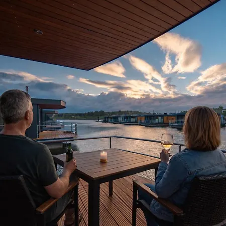 Semesterbostad Floatinghouse Schatzinsel Klitten